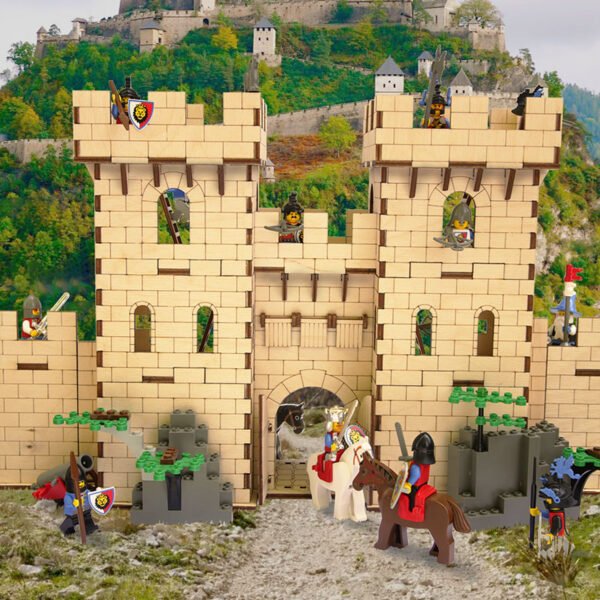 Puidust mängukindluse suur värav koos Lego sõduritega