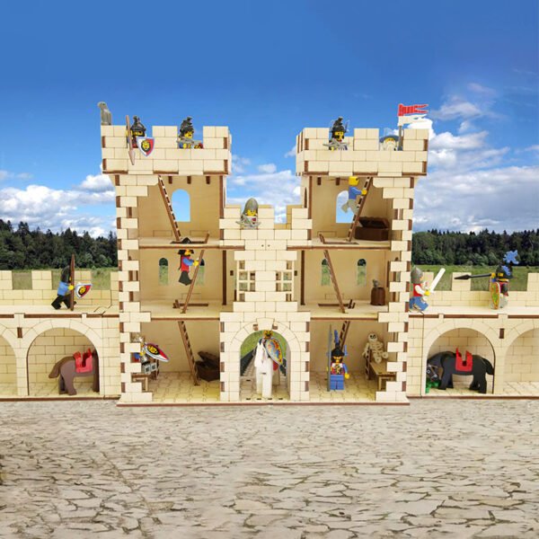 Lahtine puidust mängukindluse suur värav koos Lego sõduritega